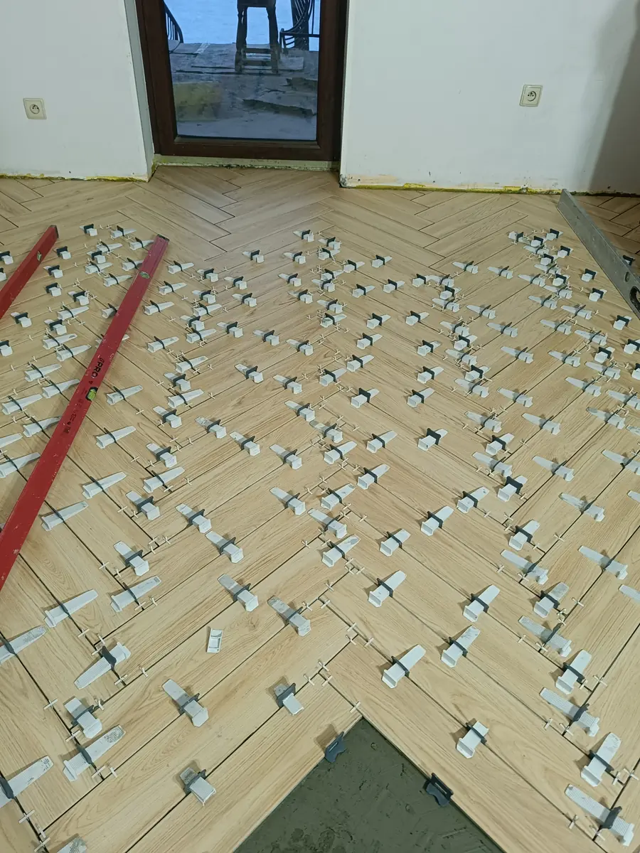 Układanie drewnopodobnych płytek w jodełkę